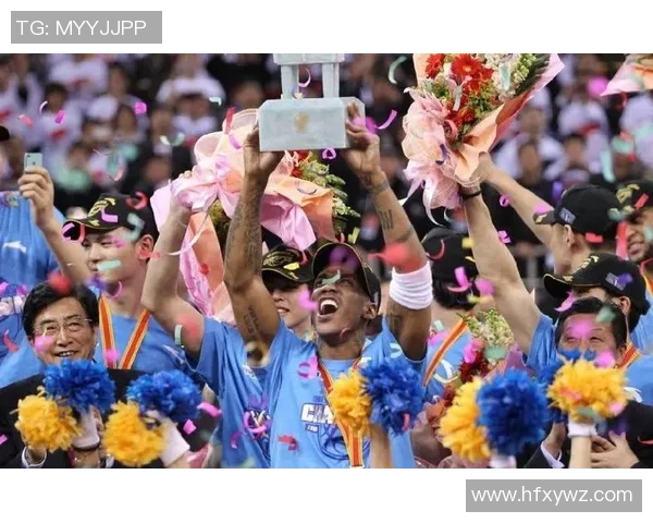 西装外套加持的足球球星场下风采与赛场激情交织的时尚故事